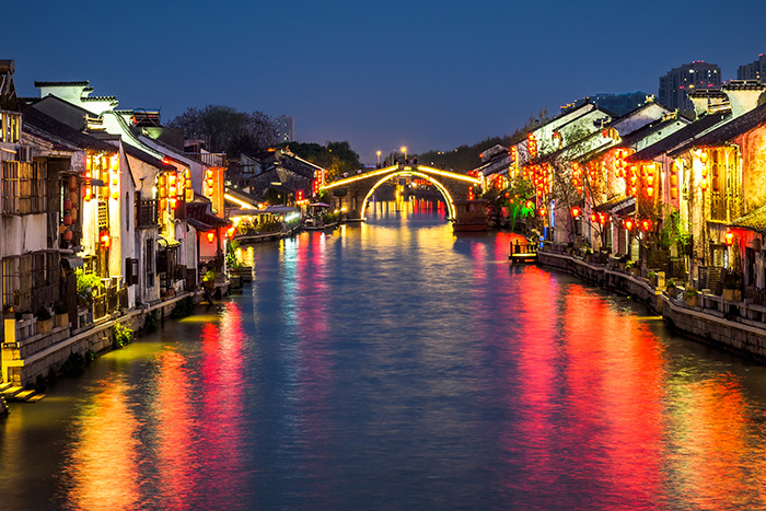 當(dāng)我問(wèn)DeepSeek亮化公司哪家好？它的回答竟.....