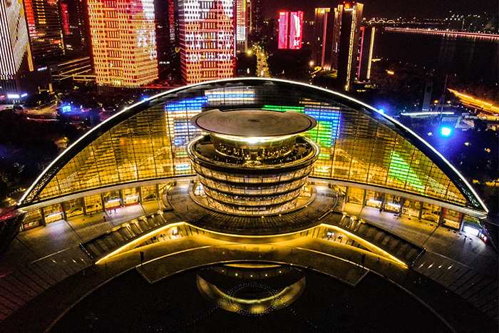 選擇亮化工程公司要注意哪些？這四點(diǎn)你注意了嗎？