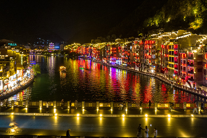 淡季客流暴漲！景區(qū)亮化后，游客深夜排隊不愿走...