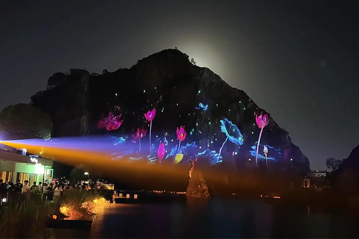 亮化讓山成焦點，無光讓景變背景，游客選擇早有答案